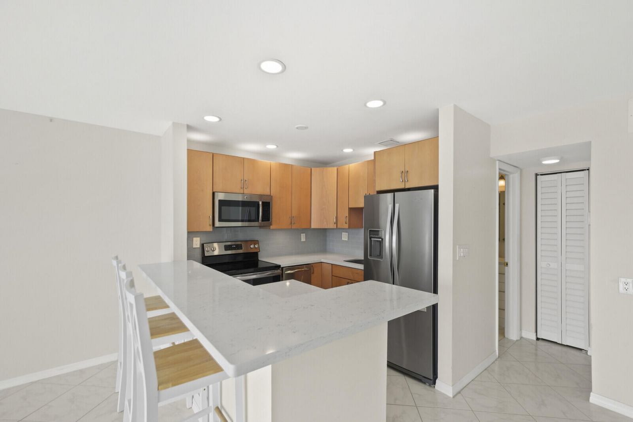 400 Wilma Circle, Unit 207, Riviera Beach, FL 33404 Photo