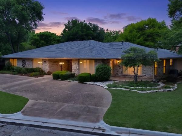 1008 Loch Lomond Drive, Arlington, TX 76012