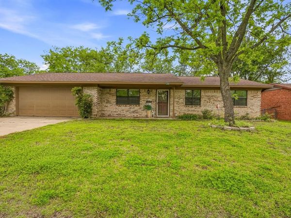 200 E Plum Avenue, De Leon, TX 76444
