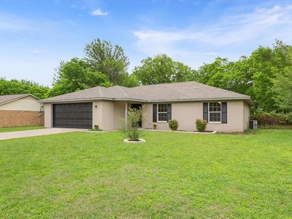 329 Applewood Lane, Hewitt, TX 76643