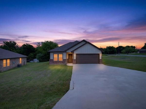1311 E Apache Trail, Granbury, TX 76048