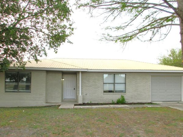 214 E SEGUIN ST, Marion, TX 78124