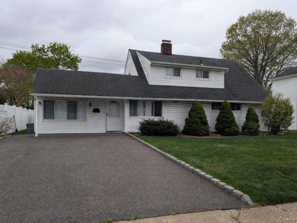 15 Falcon Lane, Levittown, NY 11756