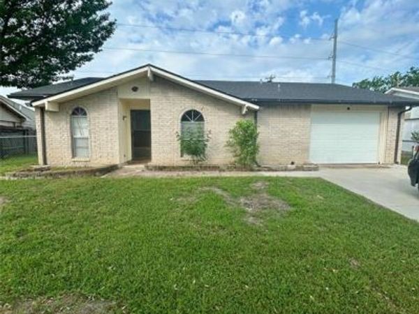 409 S Holiday Drive, Grand Prairie, TX 75052