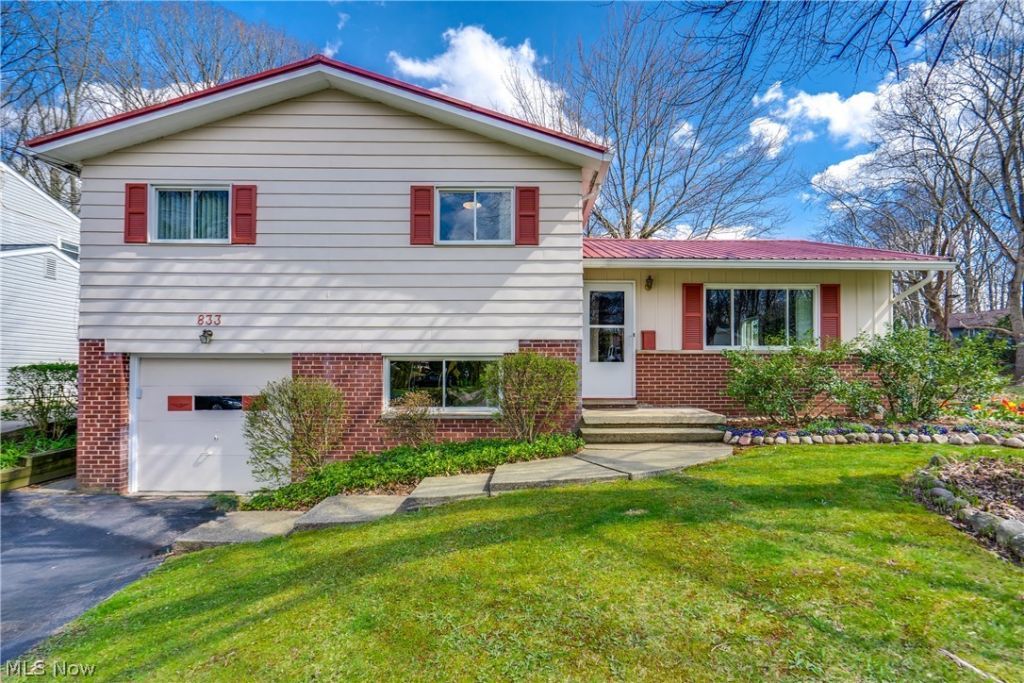 833 Cliffside Drive, Akron, OH 44313 Main Photo