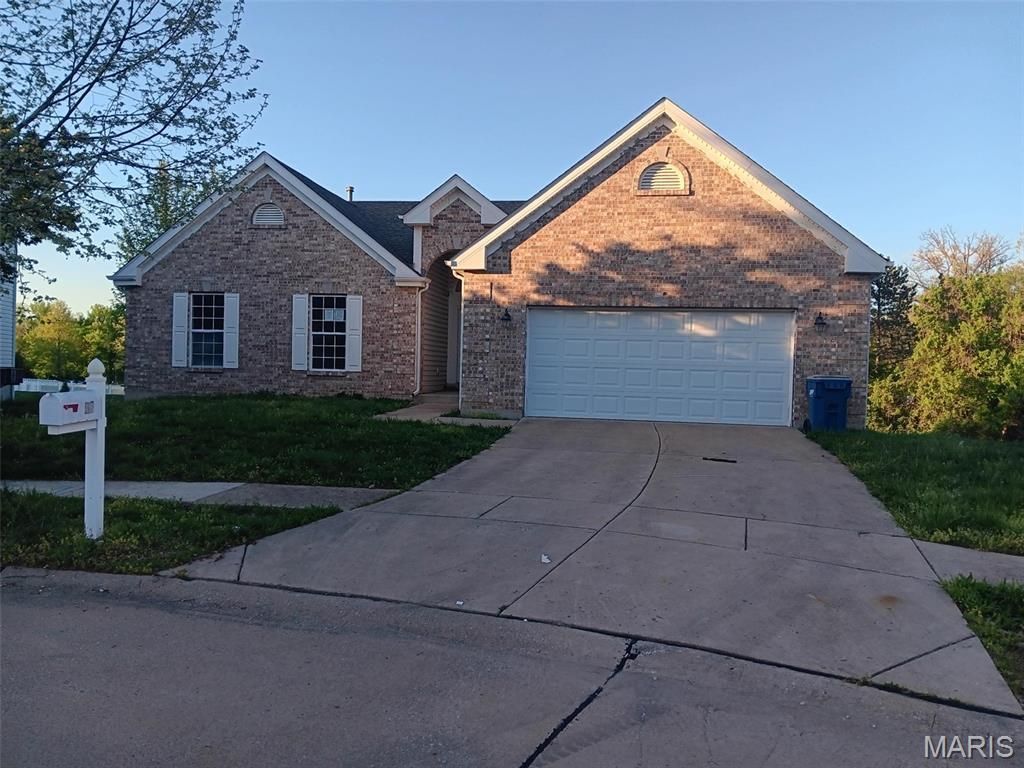 318 Coventry Trail Lane , Maryland Heights, MO 63043 Main Photo