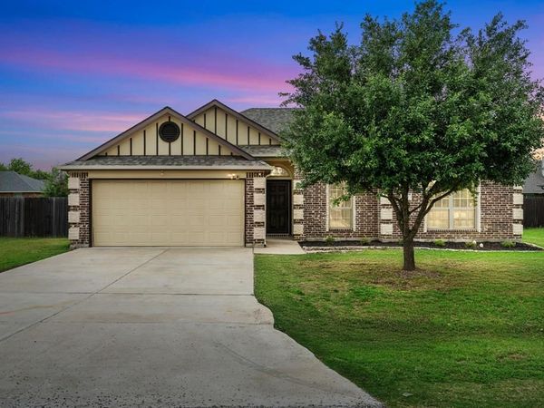 106 Poinsetta Drive, Palmer, TX 75152