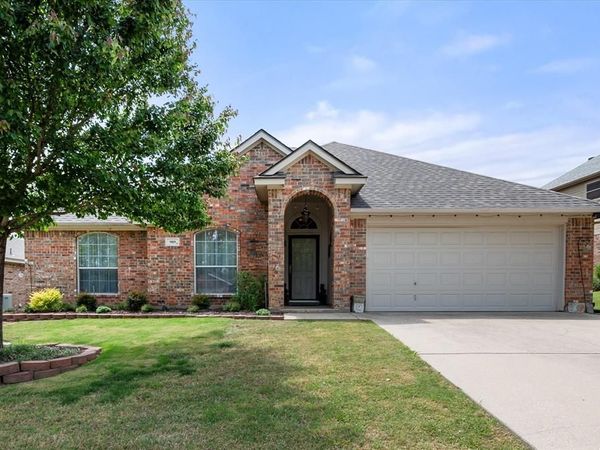 909 Mesquite Drive, Burleson, TX 76028