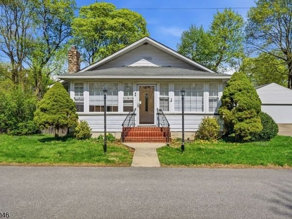 13 Stonewald Ct, Mount Olive, NJ 07828