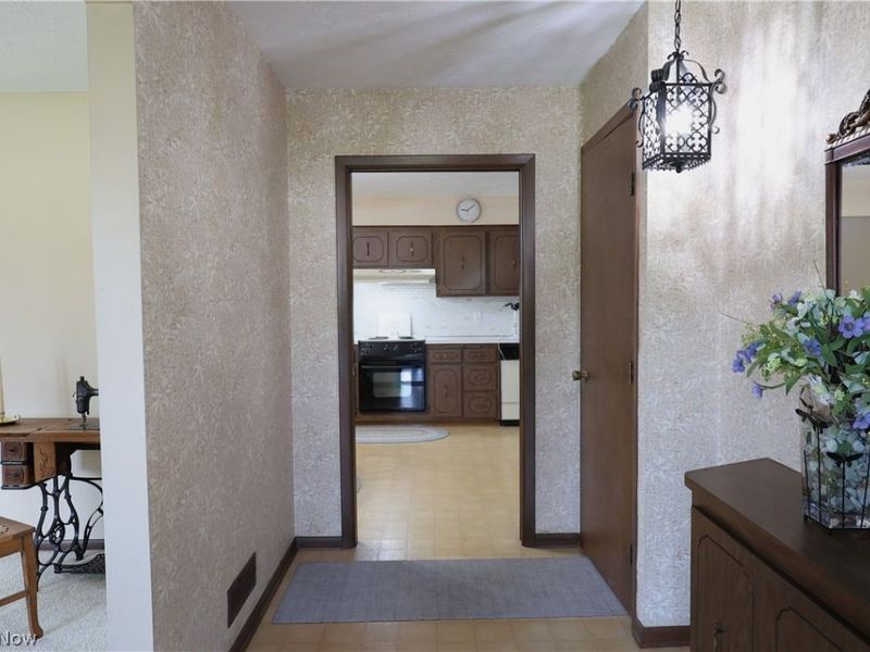 6663 Donna Rae Drive, Seven Hills, OH 44131 Photo 7