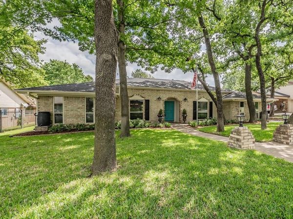 2872 winterhaven, Hurst, TX 76054