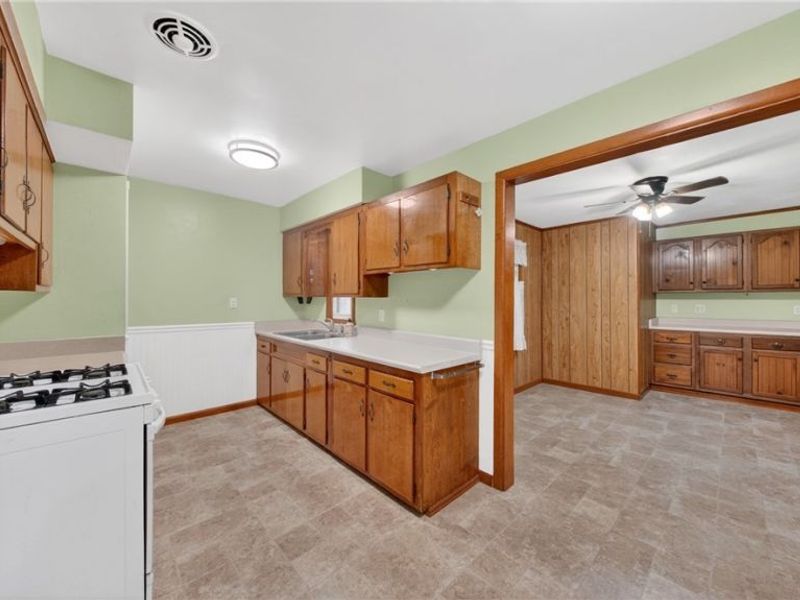 16504 Shelby Drive, Brook Park, OH 44142 Photo 4