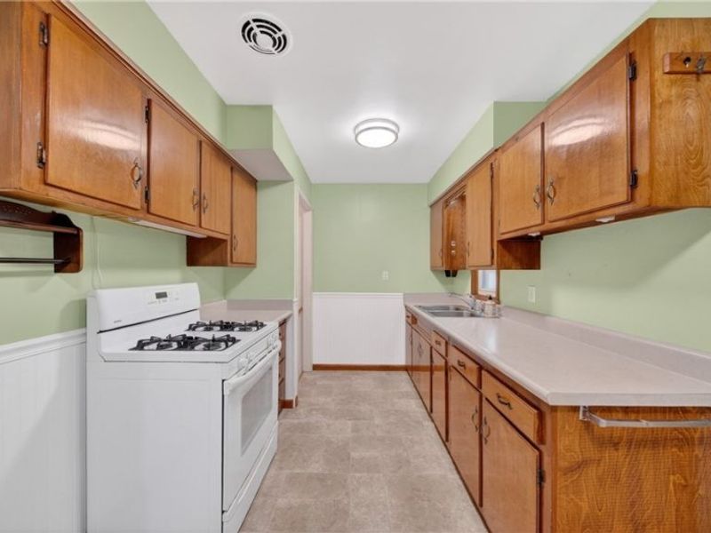 16504 Shelby Drive, Brook Park, OH 44142 Photo 5