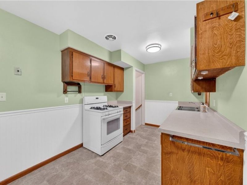 16504 Shelby Drive, Brook Park, OH 44142 Photo 6