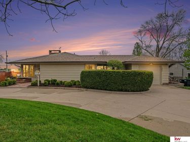 6802 Burt Street , Omaha, NE 68132