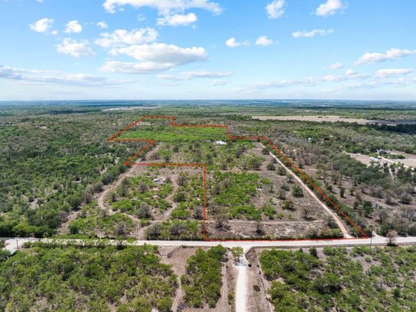 2124 Bugtussle LN , Luling, TX 78648