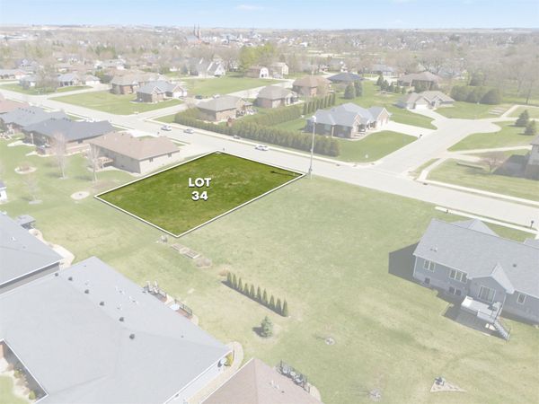932 7th St SW, Dyersville, IA 52040