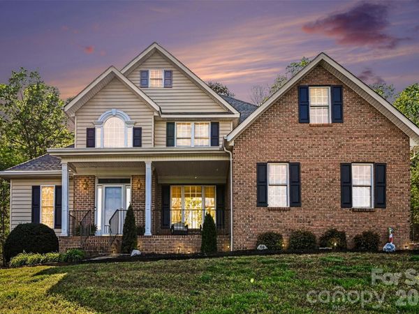 7940 Oakmont Court, Hickory, NC 28602