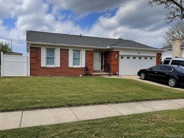 18590 Blakely Drive, Woodhaven, MI 48183