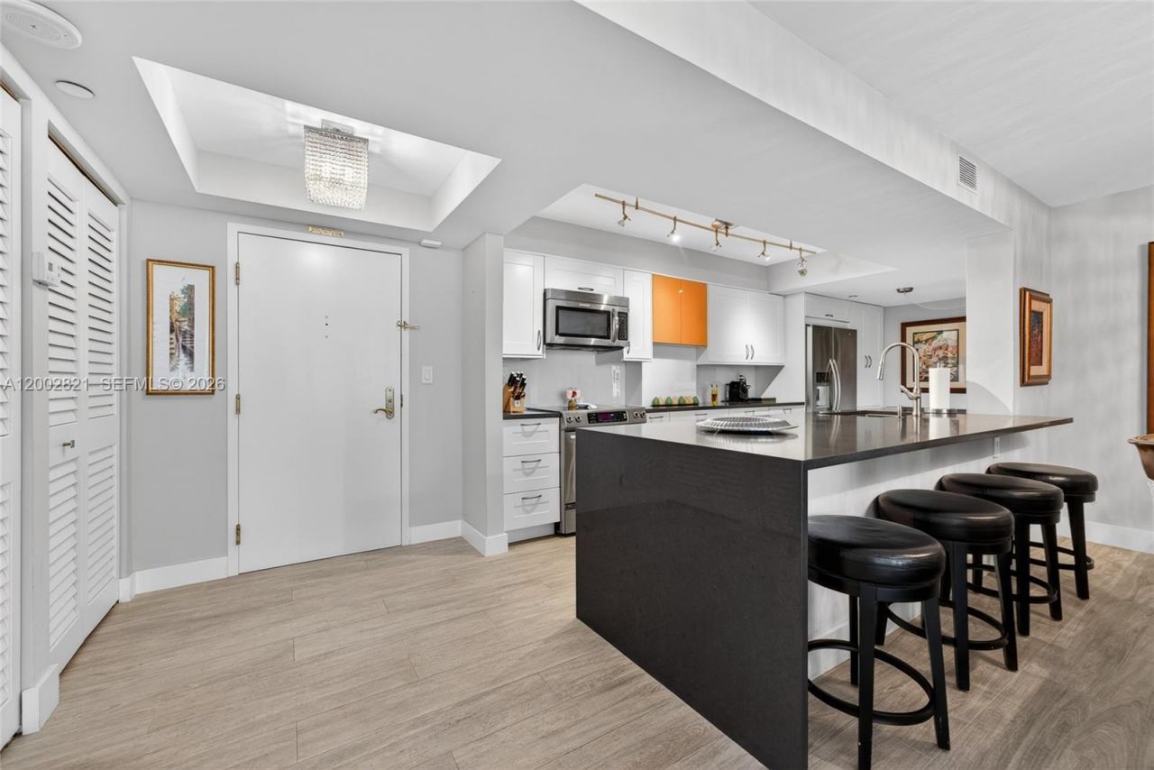 5757 Collins Ave, Unit 1104, Miami Beach, FL 33140 Photo