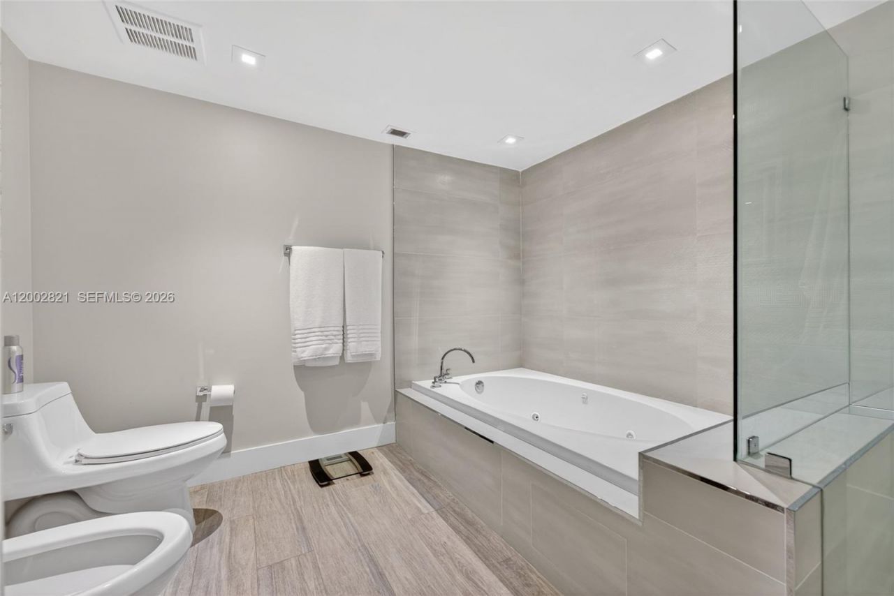 5757 Collins Ave, Unit 1104, Miami Beach, FL 33140 Photo