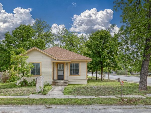 137 W GARDEN ST, Uvalde, TX 78801