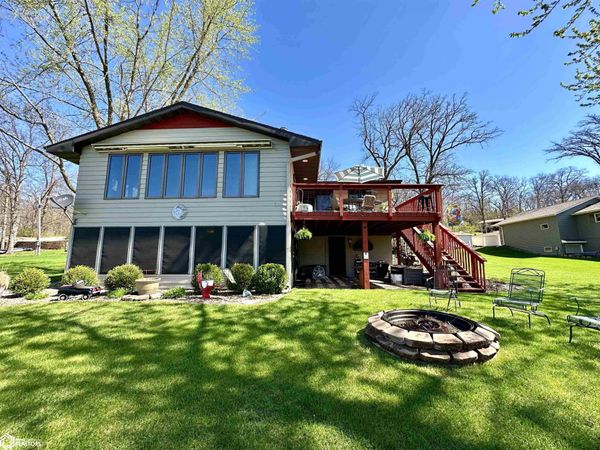 6143 NE Lakeshore Drive, Brooklyn, IA 52211