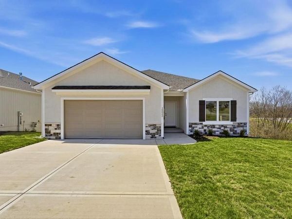 10022 N Oakland Avenue, Kansas City, MO 64157