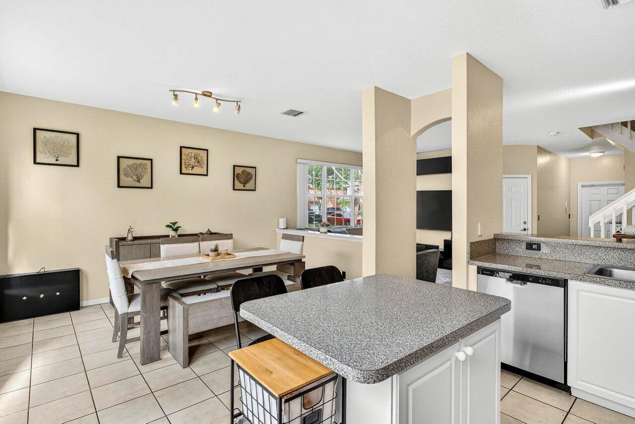 9090 NW 40th Place, Sunrise, FL 33351 Photo