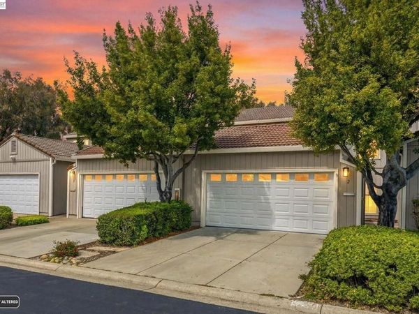 2 Knoll Ct, Hercules, CA 94547