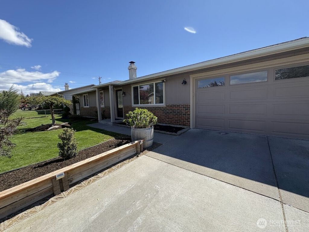1104 NE 9th Street, East Wenatchee, WA 98802 Main Photo
