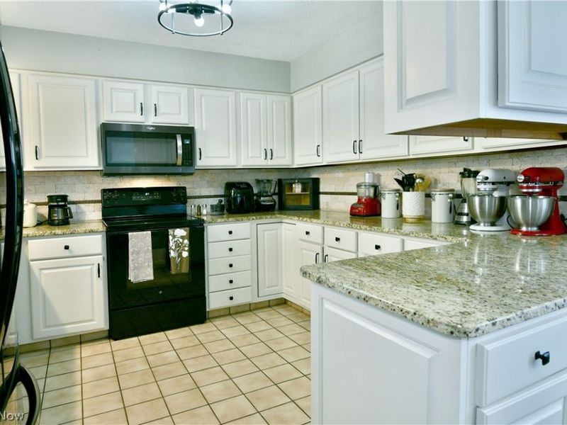 525 Sycamore Trail, Cortland, OH 44410 Photo 8