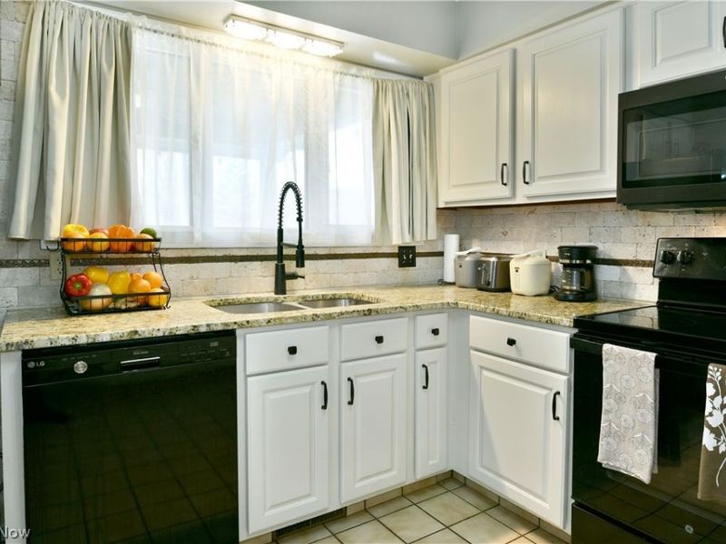 525 Sycamore Trail, Cortland, OH 44410 Photo 9