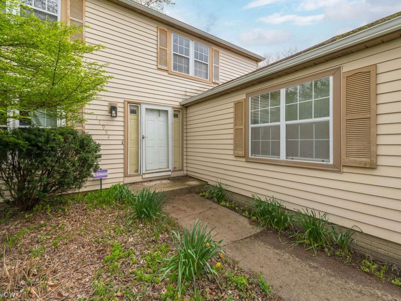 17954 Drake Road, Strongsville, OH 44136 Photo 3