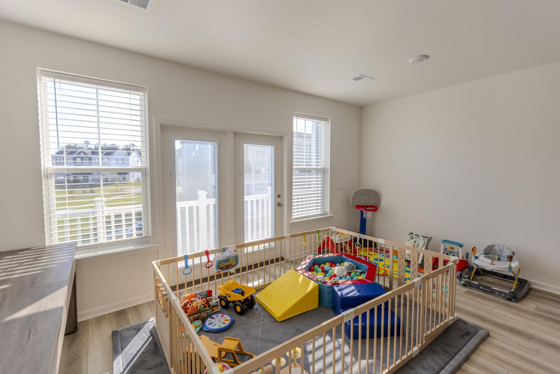 170 Yorkshire Drive Photo 13