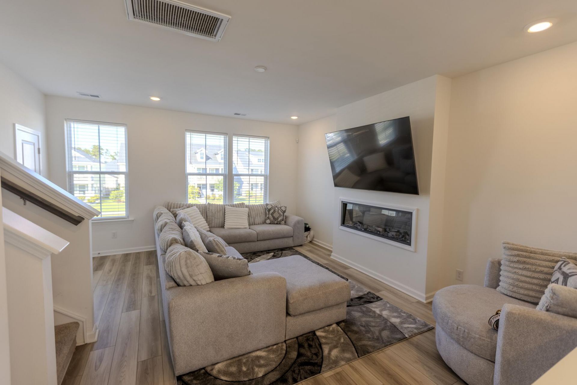 170 Yorkshire Drive Photo 6