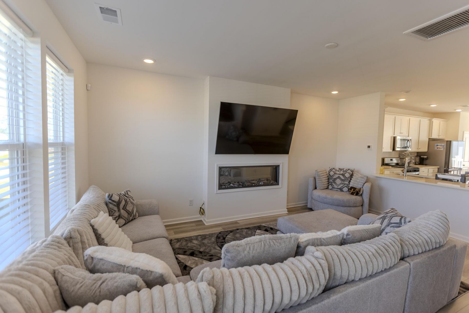 170 Yorkshire Drive Photo 7