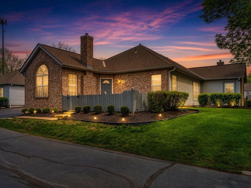 360 Villa Oaks Lane, Columbus, OH 43230 Photo 2