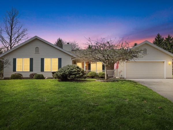 2132 Penhurst WAY, Waukesha, WI 53186