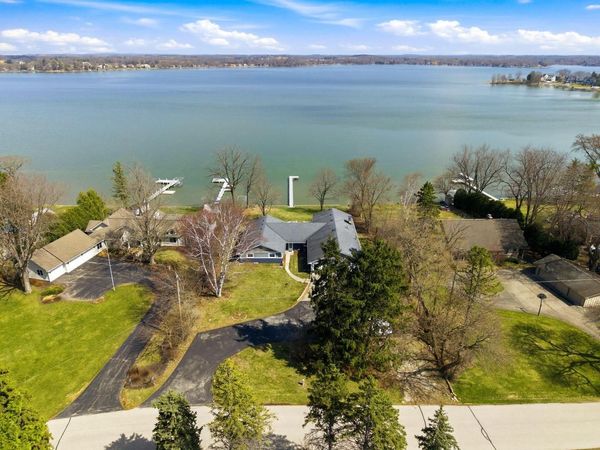 W398N6198 Mary LANE, Oconomowoc, WI 53066