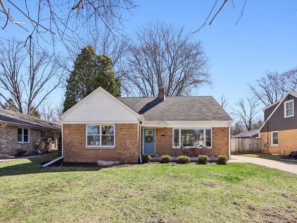 8112 N Santa Monica BOULEVARD, Fox Point, WI 53217