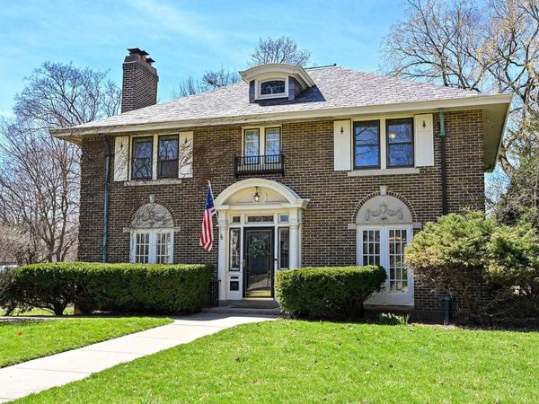 6139 Washington CIRCLE, Wauwatosa, WI 53213