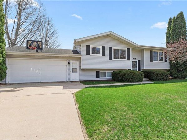 1707 Larkspur LANE, West Bend, WI 53090