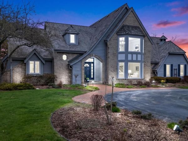 702 W Haddonstone PLACE, Mequon, WI 53092