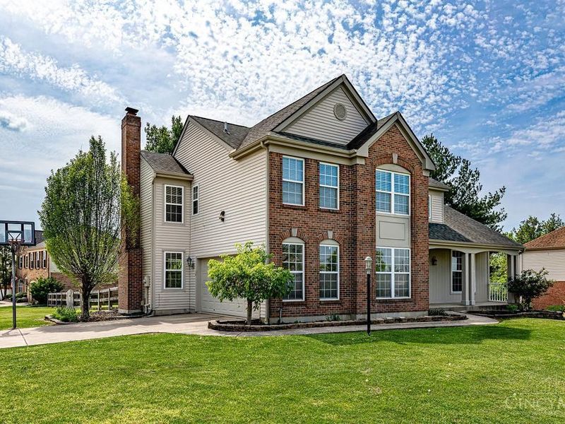 8796 Carey Woods Lane, West Chester, OH 45069 Photo 2