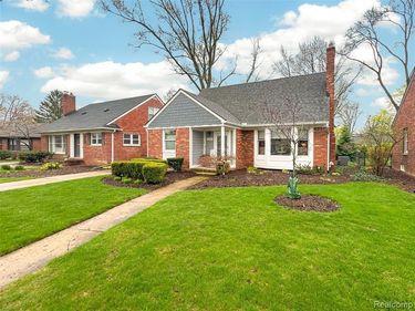 16265 Locherbie Avenue, Beverly Hills Vlg, MI 48025