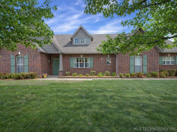 221 Waterford Street , Catoosa, OK 74015