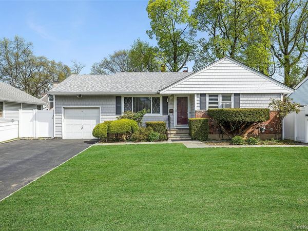 33 Lindbergh Avenue , Glen Cove, NY 11542