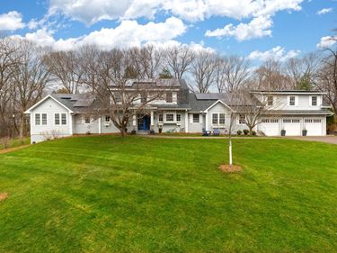 4236 Heathcote Road, Deephaven, MN 55391