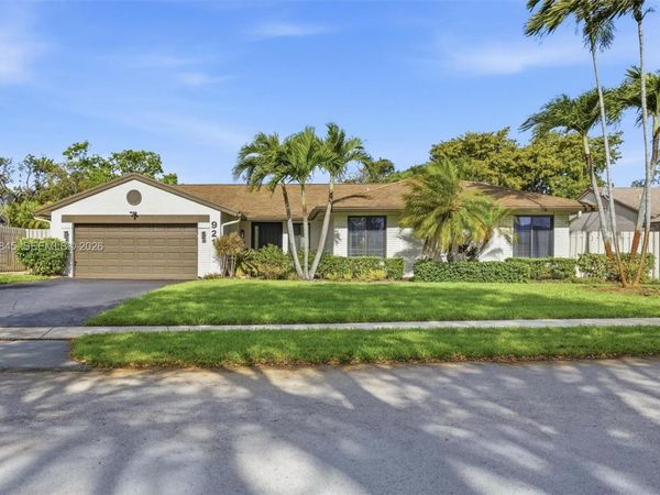 921 Monticello Ave , Davie, FL 33325